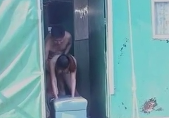 Cewek Pirang Main Kuda-Kudaan Di Depan Pintu Pinggir Pantai